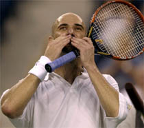 Agassi y Safin sufren para pasar a la tercera ronda