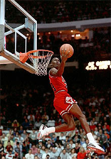 Michael Jordan realiza un mate durante su etapa en Chicago Bulls.