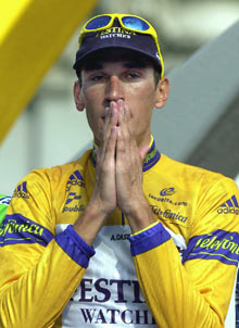 En la fotografía, el ciclista del Festina tras coronarse vencedor.