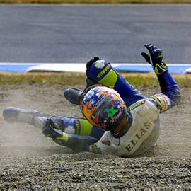 Elías se cae y pierde el liderato de 125cc en Japón