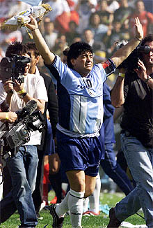 Diego Armando Maradona agradece a los aficionados su presencia en el homenaje.