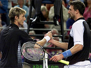 Ferrero e Ivanisevic se saludan al final del partido.