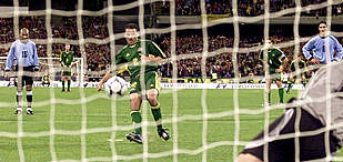 Australia derrota a Uruguay y se acerca al Mundial (1-0)