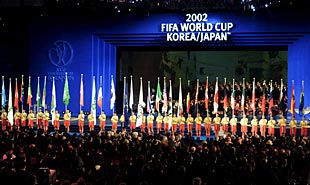 Las banderas de las 32 selecciones que lucharán en la fase final del mundial, durante la ceremonia que ha precedido al sorteo.