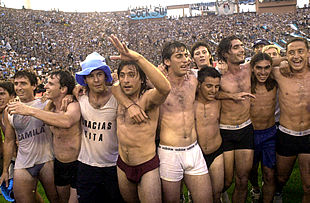 Los jugadores del Racing festejan su triunfo en el campo.