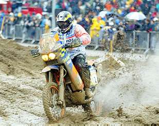 Fernando Gil y Rafael Tornabell, líderes del Arras-Madrid-Dakar tras la primera especial