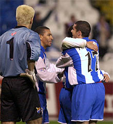 Djalminha, Pandiani y José Manuel celebran el gol de este último.