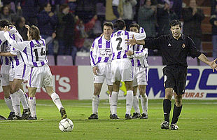 Luis Figo se lamenta mientras los jugadores del Valladolid celebran la victoria.