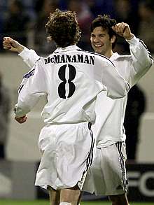 Solari y McManaman (de espaldas)celebran el gol del argentino contra el Oporto.