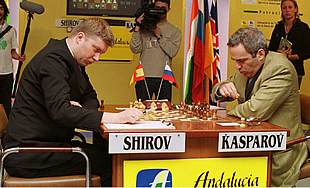 Shírov (dcha.) y Kaspárov durante la partida que han disputado hoy en Linares.