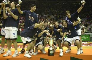 El Tau Vitoria, campeón, al  ganar al Barcelona por 85-83