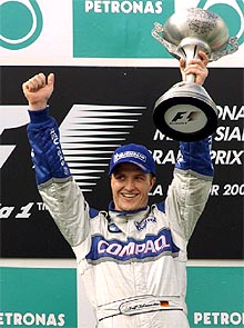 Ralf Schumacher, en lo más alto del podio del circuito de Sepang.