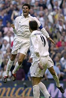 Hierro celebra ante Morientes el tercero de los goles que ha logrado ante el Valladolid.