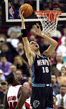 Pau Gasol logra un punto ante Shawn Kemp.