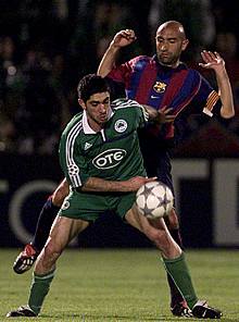Kostantinou intenta controlar el balón ante el barcelonista Abelardo.