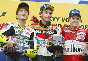 Rossi, flanqueado por Ryo (izqda.) y Checa (dcha.), en el podio de Suzuka.