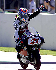 Manuel Poggiali celebra su triunfo en 125cc.