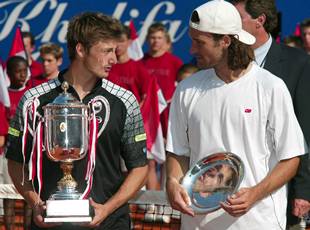 Ferrero se alza con el triunfo en Montecarlo al derrotar a Moyá en tres 'sets'