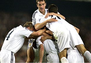 Los madridistas celebran el primer gol, logrado por Zidane