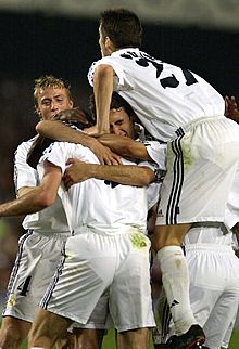 Los jugadores del Madrid se abrazan tras el gol de Zidane.