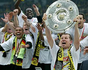 Los jugadores del Borussia de Dortmund celebran el título, con su capitán Stefan Reuter, quien levanta el trofeo de la Bundesliga.