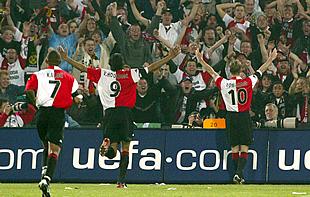 Los jugadores del Feyenoord celebran el tercer gol de su equipo.