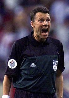 Urs Meier, durante un partido de la pasada Eurocopa.