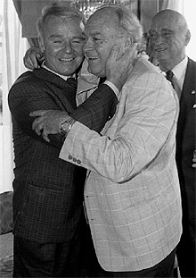 Fotografía de archivo, del ex futbolista Ladislao Kubala (i), abrazando al ex jugador del Real Madrid, Alfredo Di Stéfano (d).