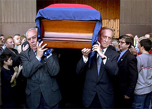 Los veteranos jugadores del FC Barcelona Basora (d) y Manchón (i) portan el féretro de Ladislao Kubala.