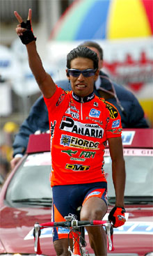 El vencedor de la etapa en el momento de atravesar la meta.