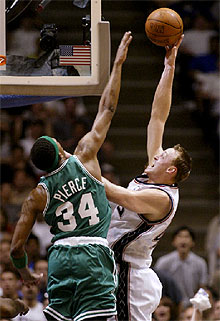 Keith Van Horn (izquierda) intenta robar un tapón a Paul Pierce.