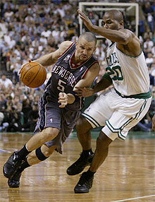 El base de los Nets, Jason Kidd, penetra hacia la canasta pese a la oposión de Strickland, de los Celtics.