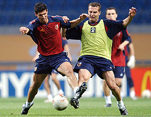 Luque y Baraja pelean por el balón en el entrenamiento de ayer de la selección española.