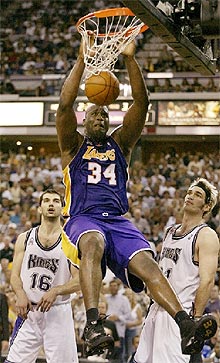 Shaquille O'Neal machaca la canasta ante unos impotentes Stojakovic y Pollard.