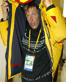 Muehlegg intenta ocultarse de los periodistas cuando se conoció su positivo por darbepoetina.