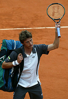 Ferrero abandona la pista tras el aplazamiento de su partido contra Andre Agassi.