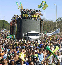 Brasil sigue en la calle aclamando a sus héroes