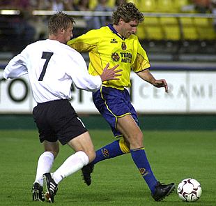 El jugador del Villarreal Palermo intenta llevarse el balón ante un rival.