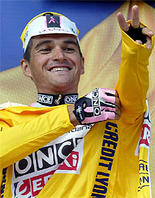 El corredor del ONCE Igor González Galdeano se pone el  maillot amarillo.