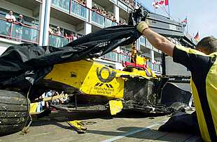 Juan Pablo Montoya arrebata a Michael Schumacher la 'pole position' en Magny Cours