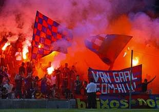 Una pancarta de apoyo a Van Gaal del grupo de hinchas radicales  Boixos Nois .