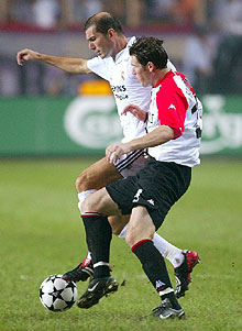 El Madrid vence la maldición y gana ante el Feyenoord por 3-1