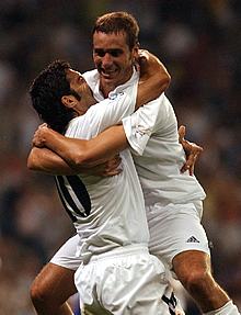 Figo (izda.) y Helguera se abrazan tras conseguir este su gol.