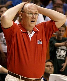 George Karl se lleva las manos a la cabeza en un momento del partido entre EE UU y Yugoslavia.