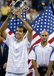 Sampras festeja su victoria frente a Agassi, al fondo, en el Open de Estados Unidos.
