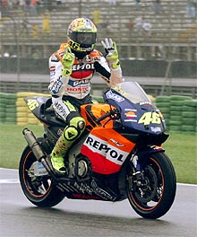 Rossi festeja su victoria en la carrera y su cuarto título mundial.
