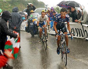 Roberto Heras, nuevo líder de la carrera  tras su triunfo en el Angliru