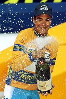 Aitor González festeja su triunfo en la Vuelta.