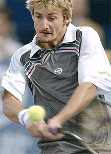 Juan Carlos Ferrero se examina ante Hewitt en la final