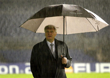 Bobby Robson, entrenador del Newcastle, recorre el césped del Nou Camp esta tarde.
